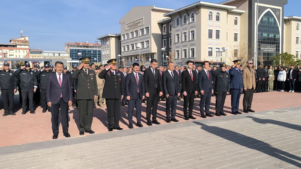 Muş'ta 10 Kasım Anma Töreni: Belediyenin Çelenk Sunmaması Dikkat Çekti