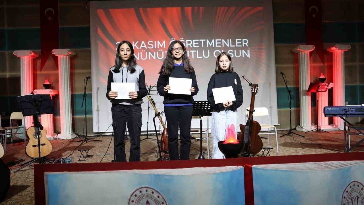 Muş'ta 24 Kasım Öğretmenler Günü törenle kutlandı