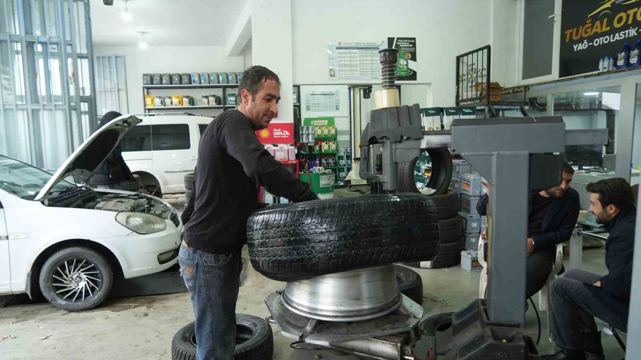 Muş'ta Çavuştepe'ye kar yağdı, kış lastiği zorunluluğu lastikçilere yoğunluk getirdi