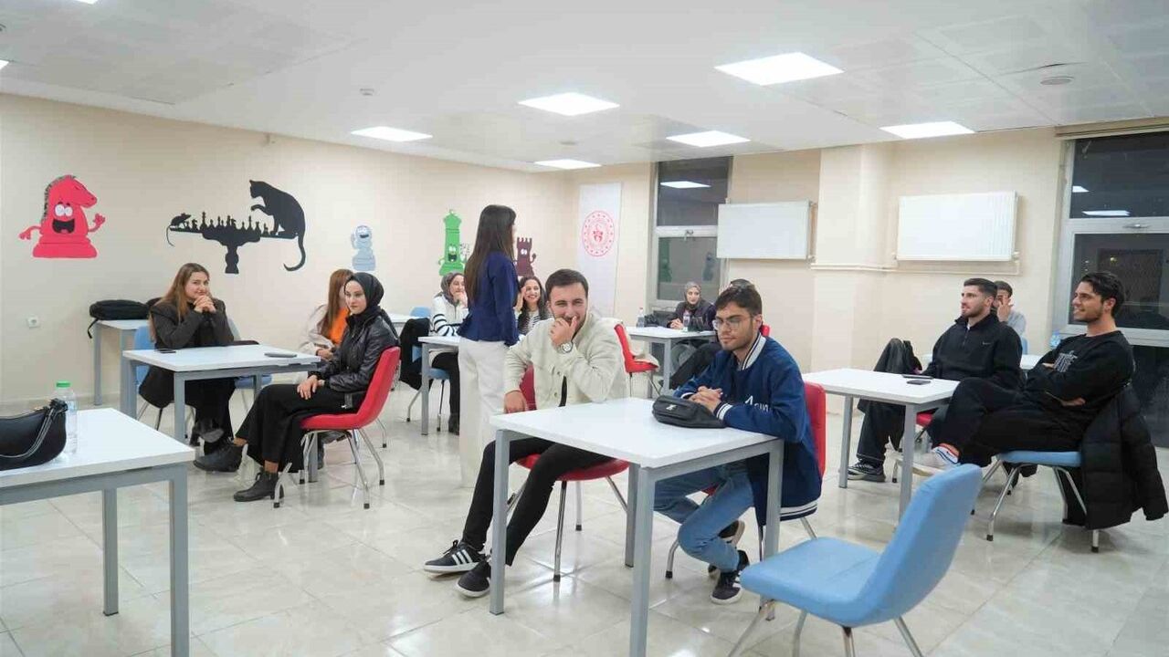 Muş’ta diksiyon, spikerlik ve sunuculuk kursuna gençlerden yoğun ilgi