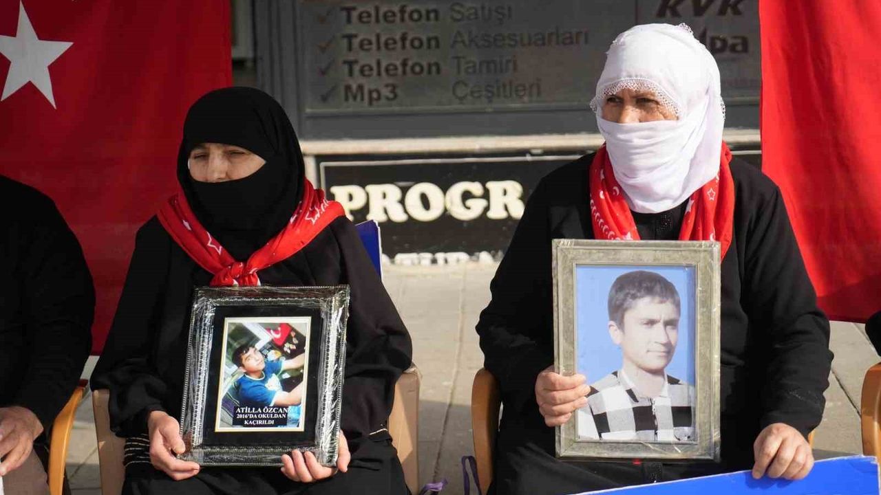 Muş’ta evlat nöbeti 221. haftada: Aileler DEM Parti İl Başkanlığı önünde çocuklarına çağrı yaptı