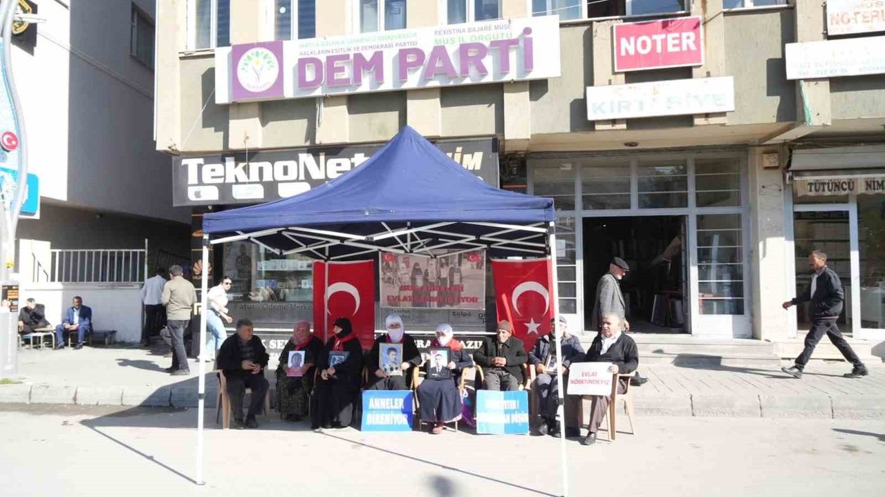 Muş'ta evlat nöbeti sürüyor: Anneler DEM Parti İl Başkanlığı önünde eylemine devam etti