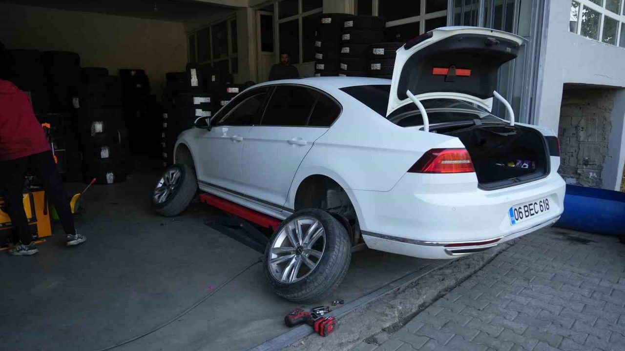 Muş'ta kış lastiği yoğunluğu: 15 Kasım öncesi lastikçilere talep arttı