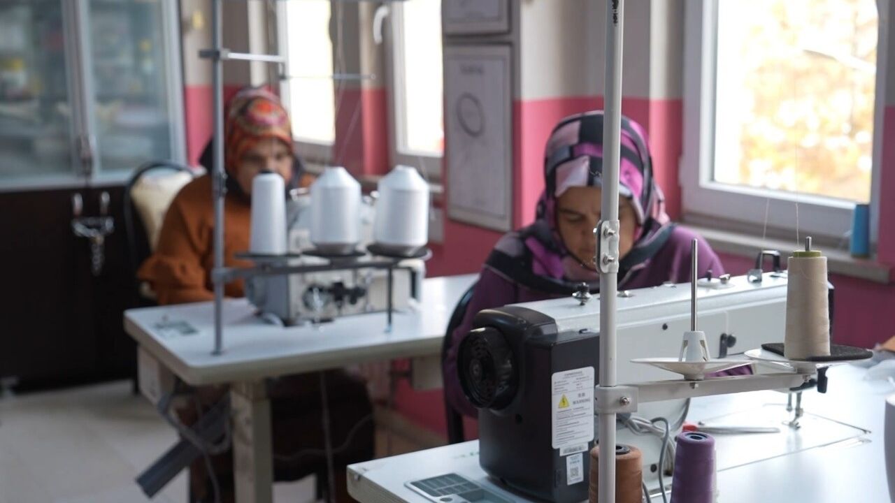 Muş'ta kursiyer kadınlar atık kumaşlardan 260 kalemlik üretti, köy okullarına gönderdi