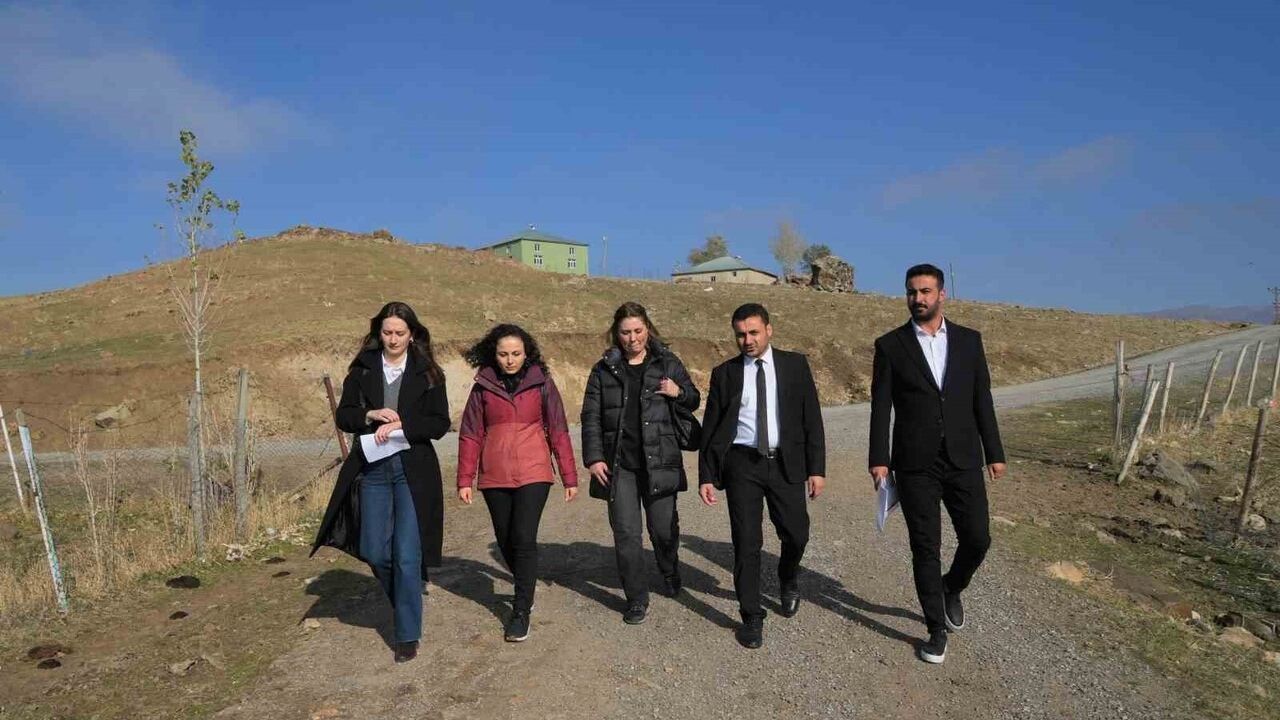 Muş’ta öğretmenler devamsız öğrencileri yeniden eğitime kazandırmak için köy köy ziyarete çıkıyor