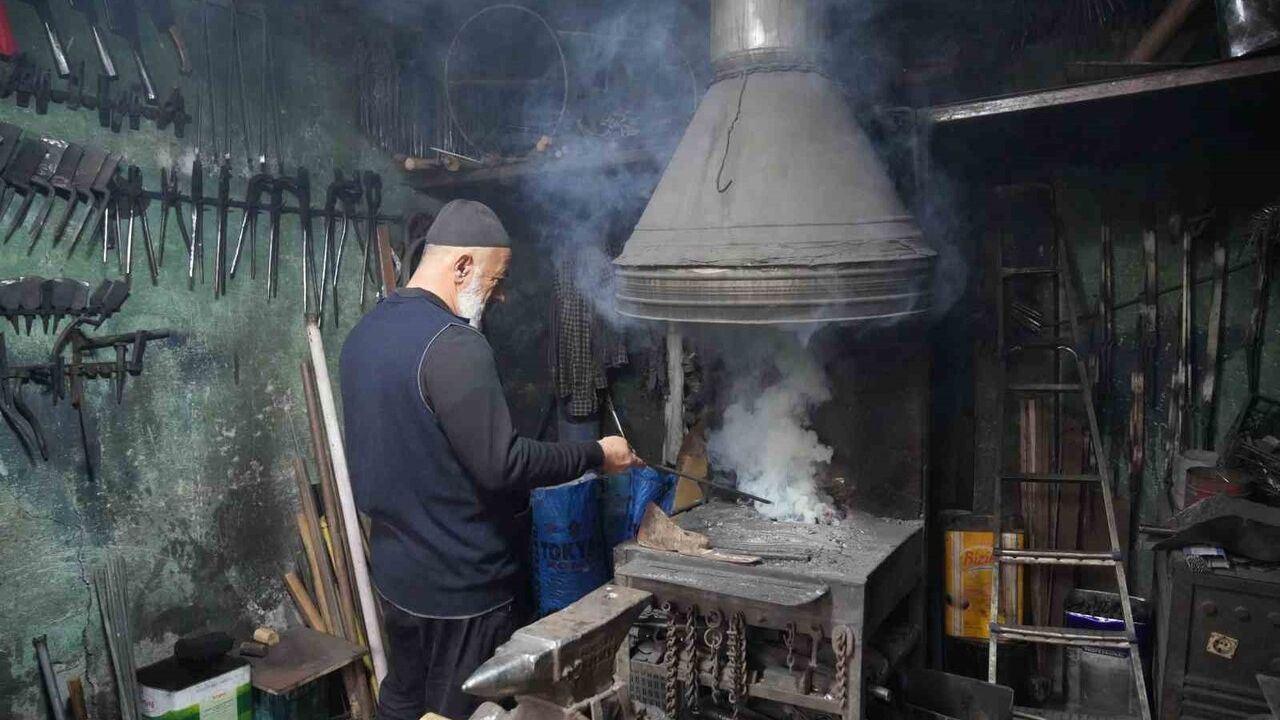 Muş'ta yarım asırlık demircilik geleneğini sürdüren son usta: Halit Pınar