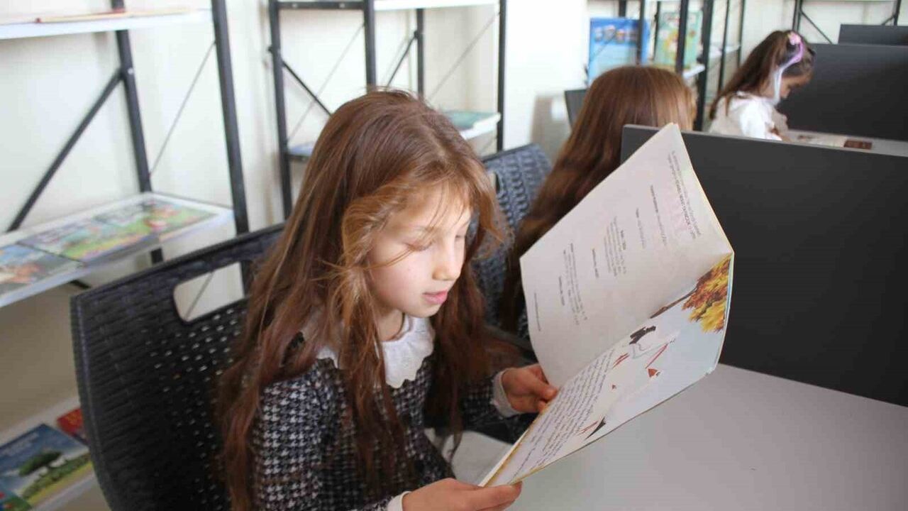 Muş’un Malazgirt İlkokulu'na öğretmen ve gönüllülerin desteğiyle yeni kütüphane