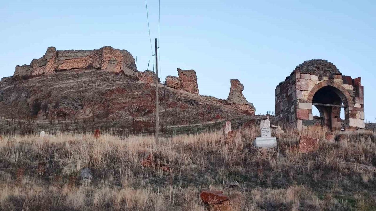 Muşalikalesi (Behramşah Kalesi) ve çevresindeki türbeler dronla görüntülendi: 13. yüzyıl mirası