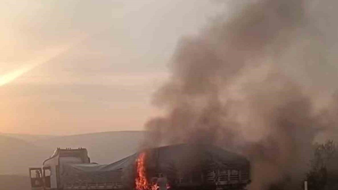 Mut'ta seyir halindeki tırda yangın, itfaiye kısa sürede söndürdü