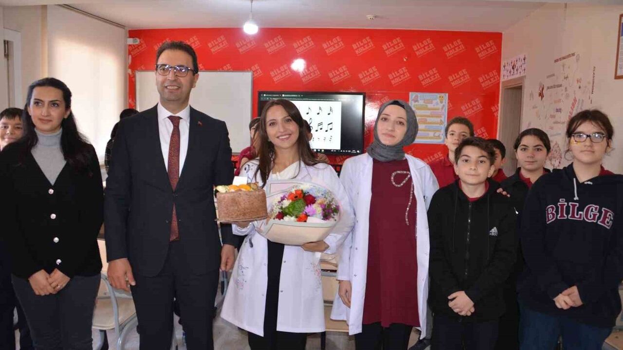 Müzik Öğretmeni Hacer İçoğlu’na Özel Bilge Koleji’nde İlk Cübbe Töreni
