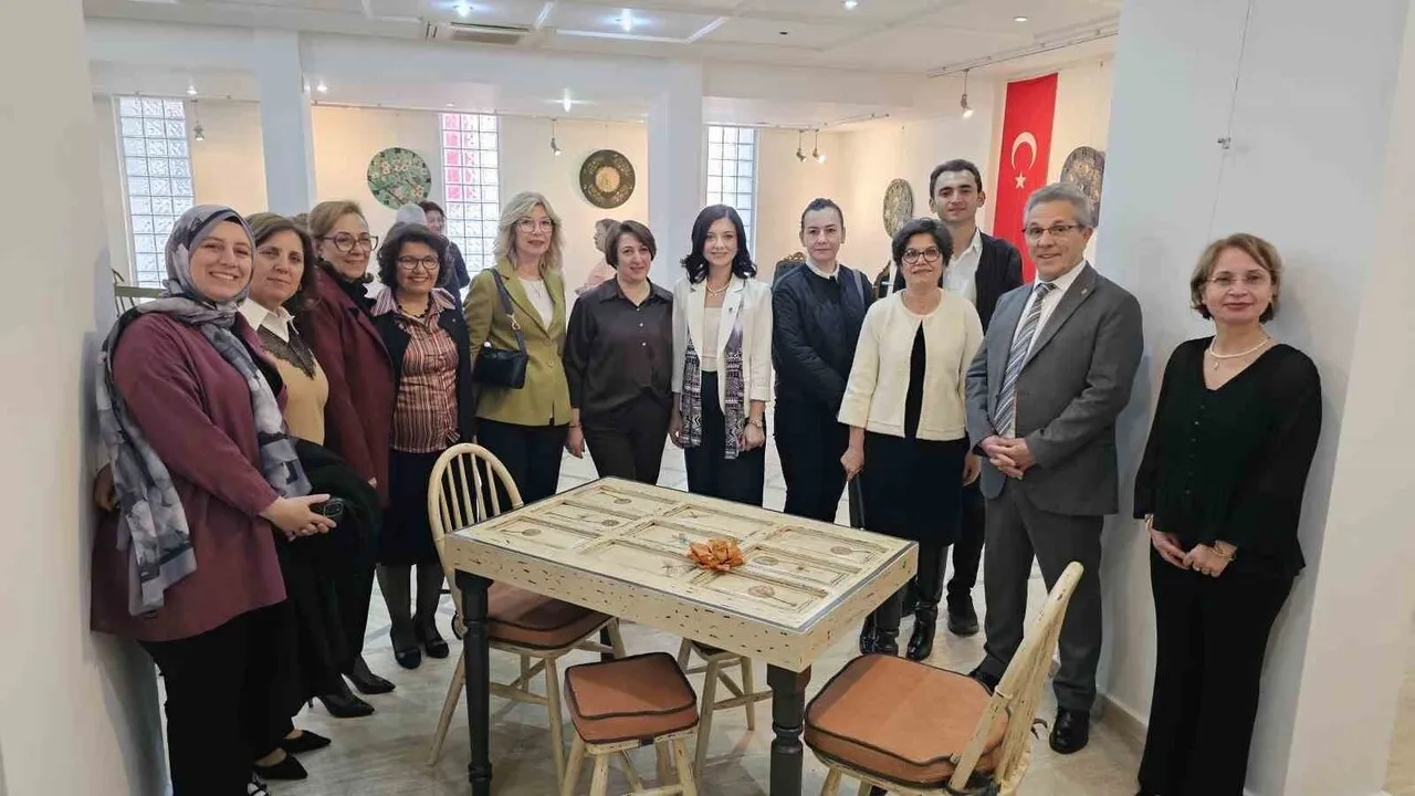 Nazilli'de 'Geçmişin Yansımaları' sergisi açıldı — El sanatları kursiyerlerinin eserleri sergilendi