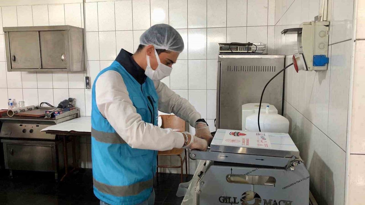 Nazilli'de gençler 'Komşum Gönüllülük Projesi' ile fazla yemekleri ihtiyaç sahiplerine ulaştırıyor