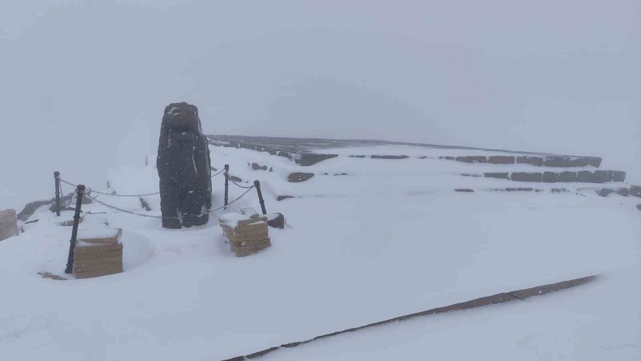 Nemrut Dağı’na mevsimin ilk karı yağdı: Zirve beyaza büründü