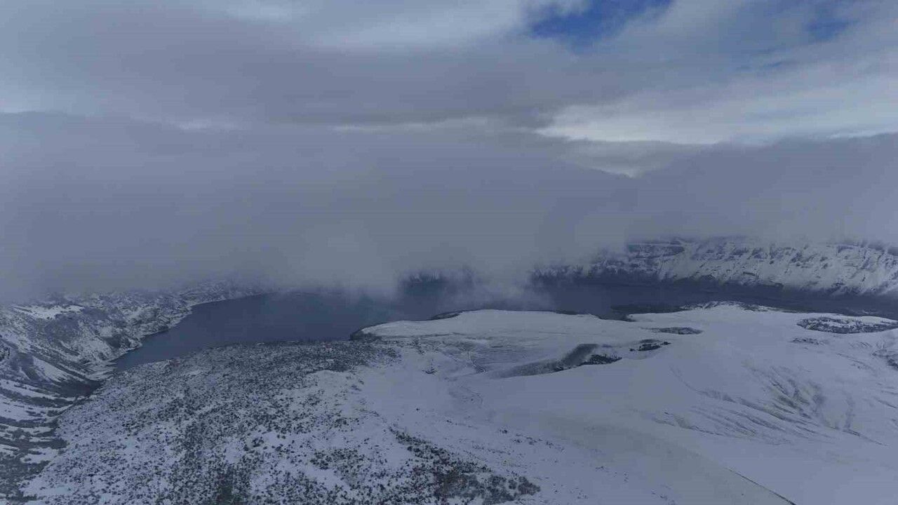 Nemrut Kalderası karla beyaz örtüsüne büründü: 2 bin 250 rakımlı krater gölü kartpostallık manzaralar sundu