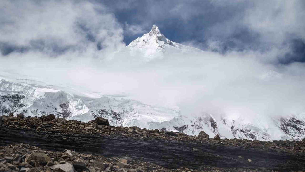 Nepal'de Yalung Ri Dağı'nda çığ: 7 dağcı hayatını kaybetti