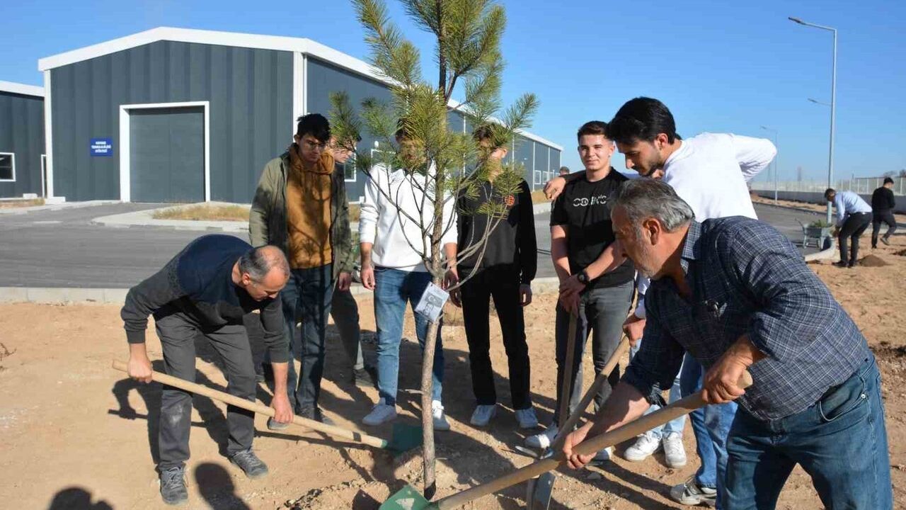 NEÜ, İki Fidan Dikme Etkinliğiyle Şehitlerin Hatırasını Yaşattı