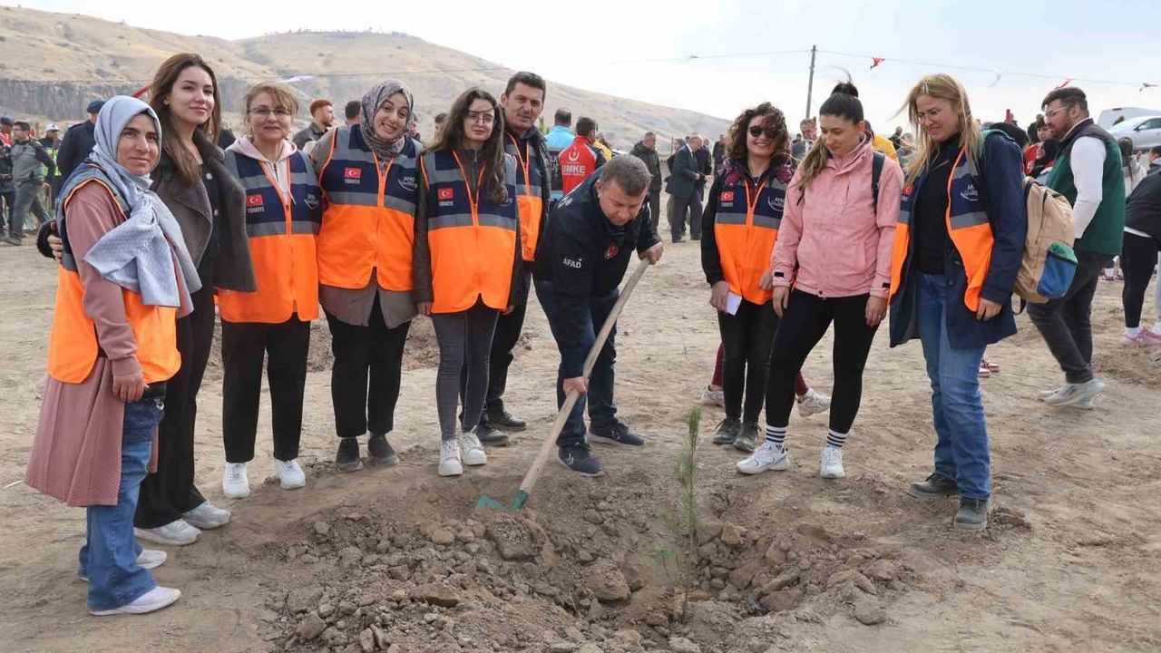 Nevşehir'de 18 bin 500 fidan toprakla buluştu: 11 Kasım Milli Ağaçlandırma Günü'nde 2025 sezonu başladı