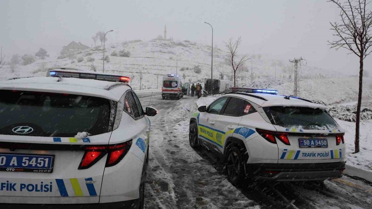 Nevşehir'de işçi servisi buzlanma nedeniyle takla attı: 14 yaralı