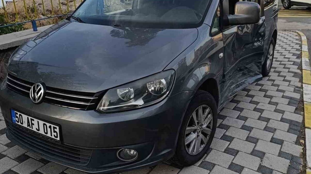 Nevşehir'de kavşak kazası: kaldırımdaki yaya ağır yaralandı