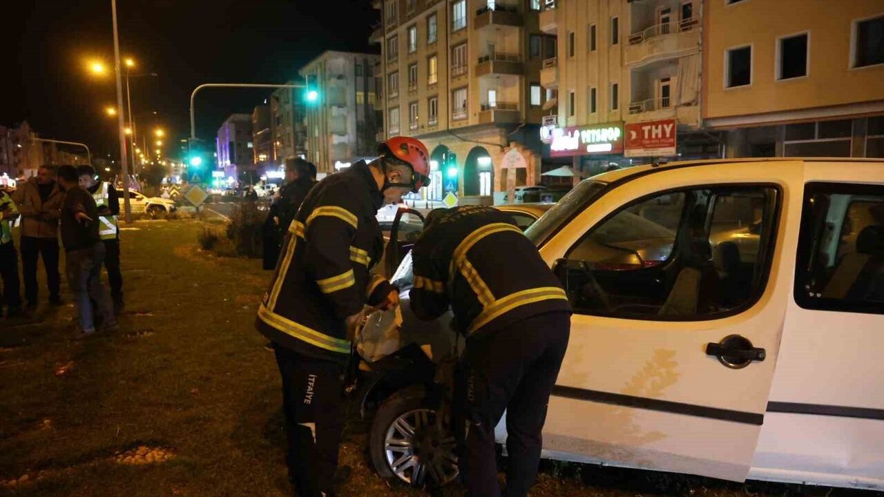 Nevşehir'de kırmızı ışıkta bekleyen otomobile çarpıp kaçtı