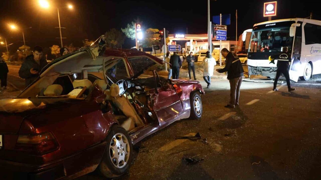 Nevşehir Ürgüp’te turist otobüsü ile otomobil çarpıştı: 2 ölü, 3 yaralı