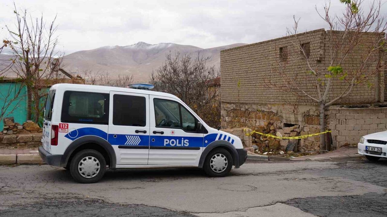 Niğde'de 23 Yaşındaki Genç Metruk Binada Ölü Bulundu