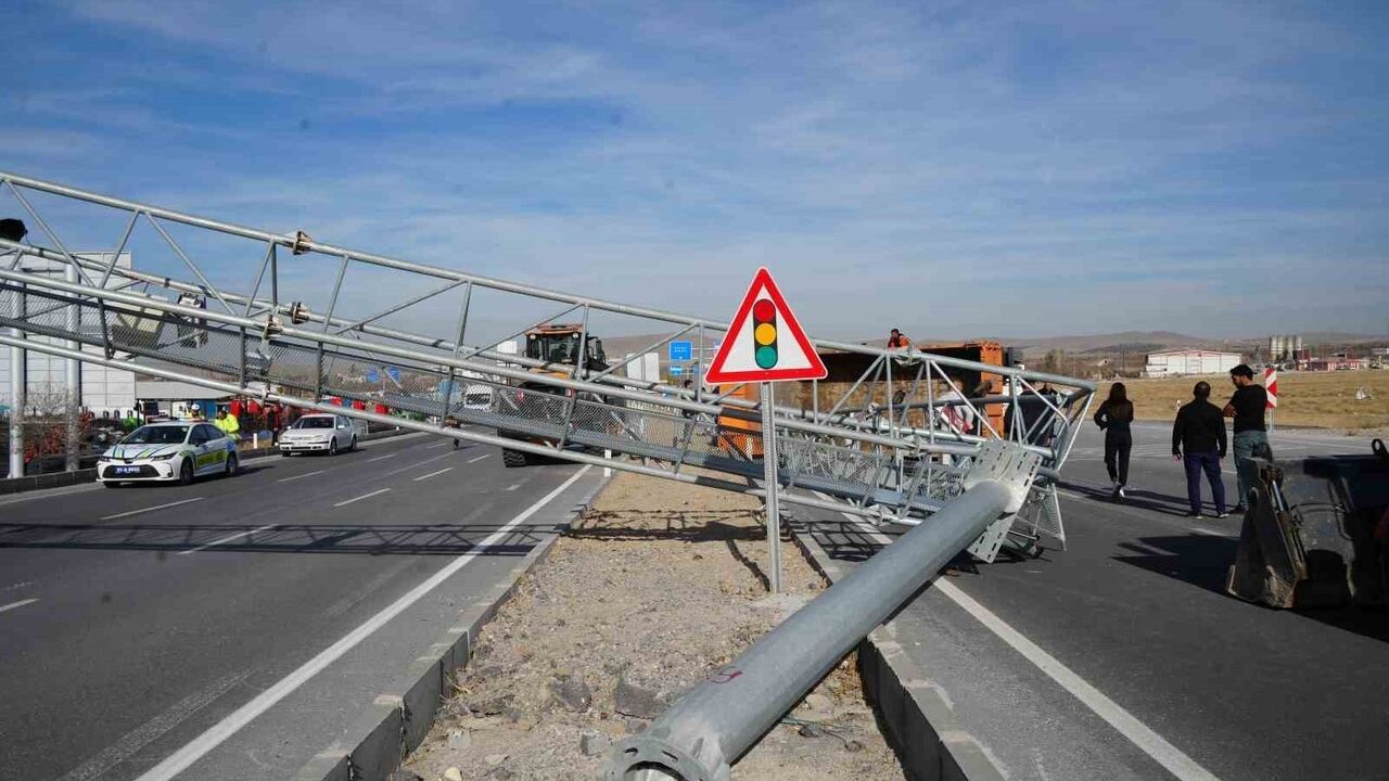 Niğde'de Damperi Açılan Karayolları Kamyonu EDS Direğine Çarparak Devrildi