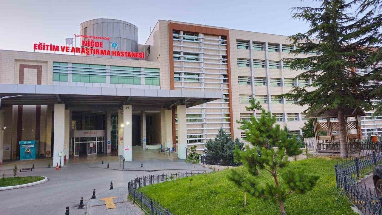 Niğde'de Ömer Halisdemir Eğitim ve Araştırma Hastanesi ek binasında çıkan yangın kontrol altına alındı