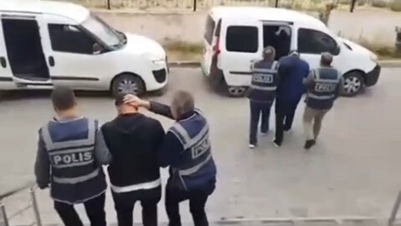 Niğde'de silahla mala zarar verme ve tehdit suçlarına karışan iki firari yakalandı, tutuklandılar