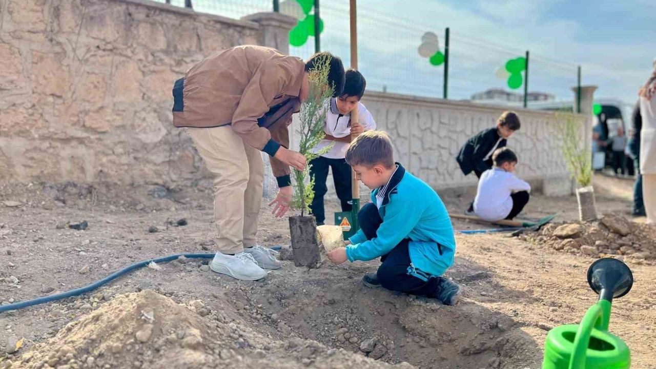 Niğde’de 'Yeşil Vatan’a Nefes' fidan dikimi: Öğrencilerde çevre bilinci pekiştirildi
