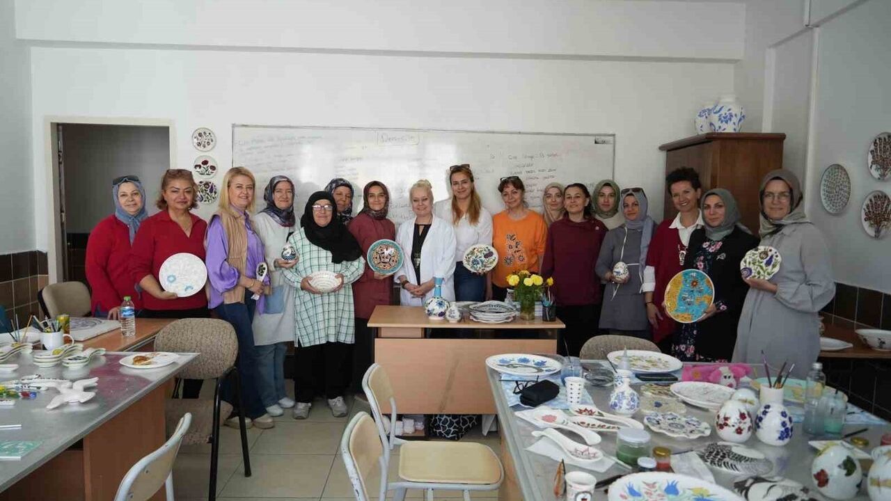 Niğde Halk Eğitimi Merkezi'nde 'Çini Sanatı' Kursu Kadınları Bir Araya Getiriyor