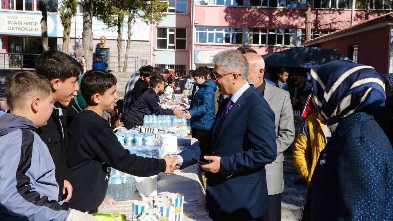 Niğde İmam Hatip Ortaokulu öğrencilerinden Filistin’e destek kampanyası — Vali Cahit Çelik incelemede