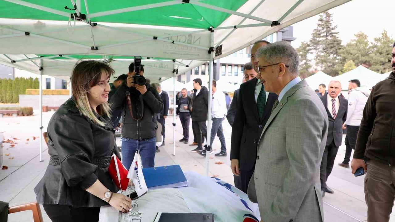 Niğde İstihdam Buluşması: İş Arayanlar ve İşverenler Şehit Ömer Halisdemir Meydanı'nda Buluştu