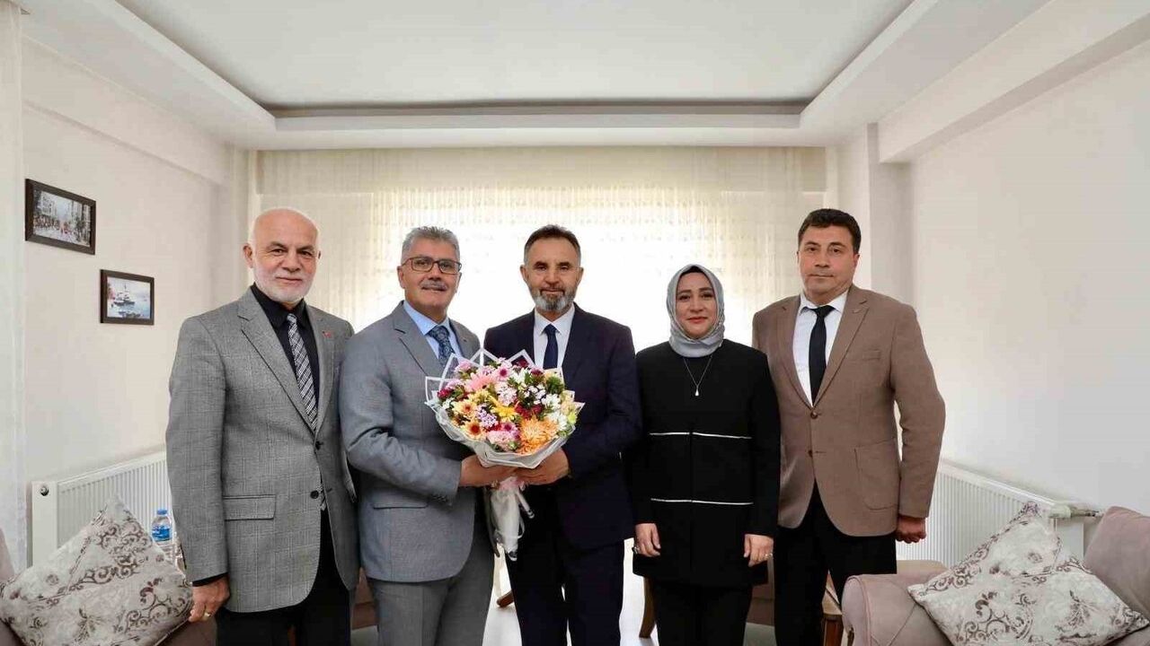 Niğde Valisi Cahit Çelik'ten emekli öğretmen Adem Uygur'a anlamlı ziyaret