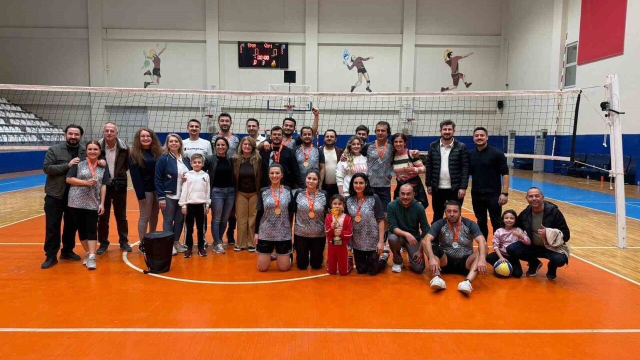 Nilüfer Belediyesi Birimler Arası Voleybol Turnuvasında Yapı Kontrol Müdürlüğü Şampiyon