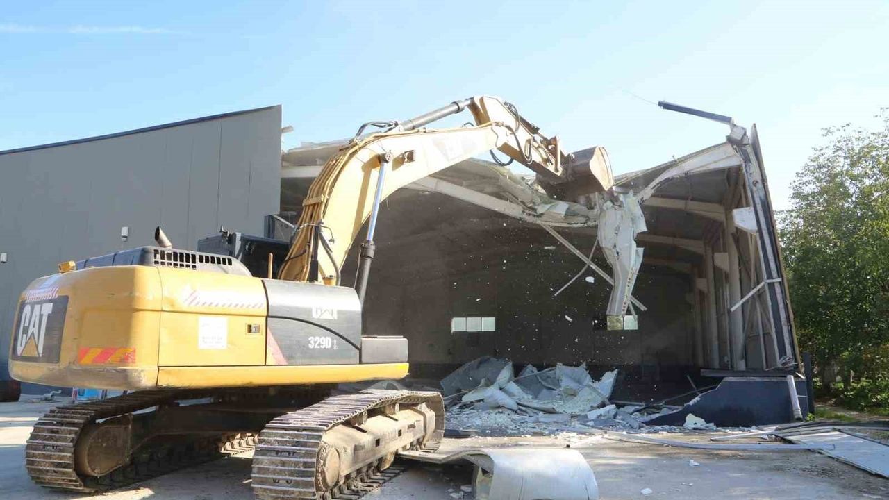 Nilüfer'de Yaylacık ve Tahtalı Mahalleri'nde İmara Aykırı İki Yapı Yıkıldı