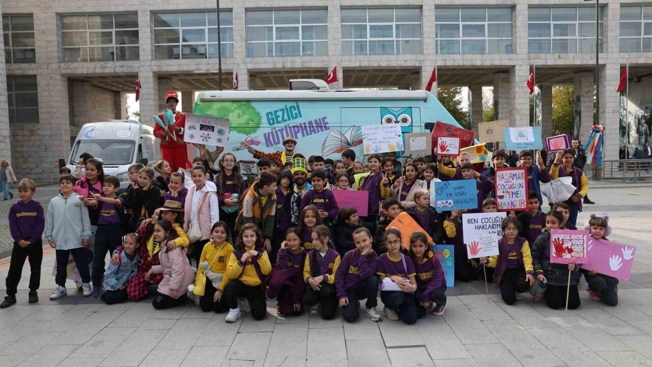 Nilüferli çocuklardan su israfına dikkat çeken Dünya Çocuk Hakları Günü yürüyüşü