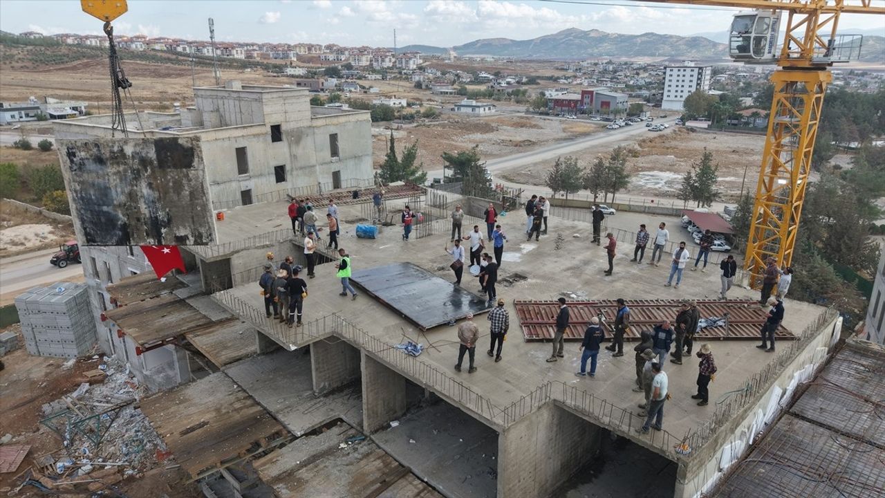 Nurdağı'nda deprem konutlarının son kalıbı davul zurna eşliğinde yerine kondu