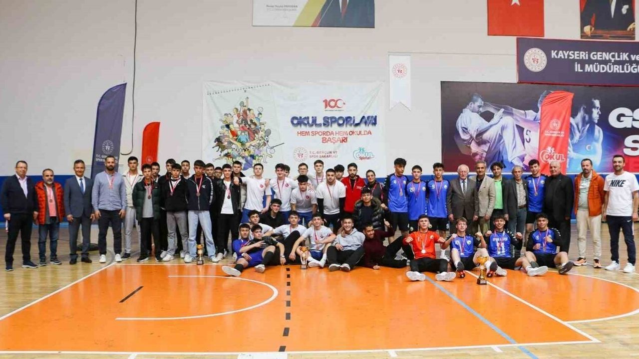 Okullar Arası Hentbol Genç Müsabakaları Talas Spor Salonu'nda Sona Erdi