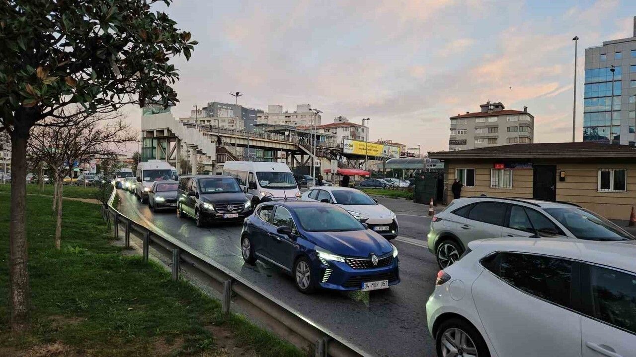 Okulların açılmasıyla İstanbul'da sabah trafiği yoğunlaştı
