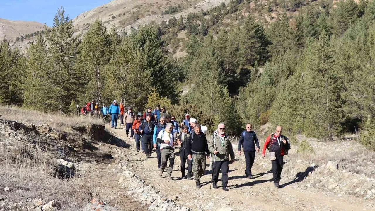 Oltulu Doğaseverler ile Erzurum Yürüyüş Ekibi 24 Kasım'da 15 km'lik yürüyüşle Öğretmenleri andı