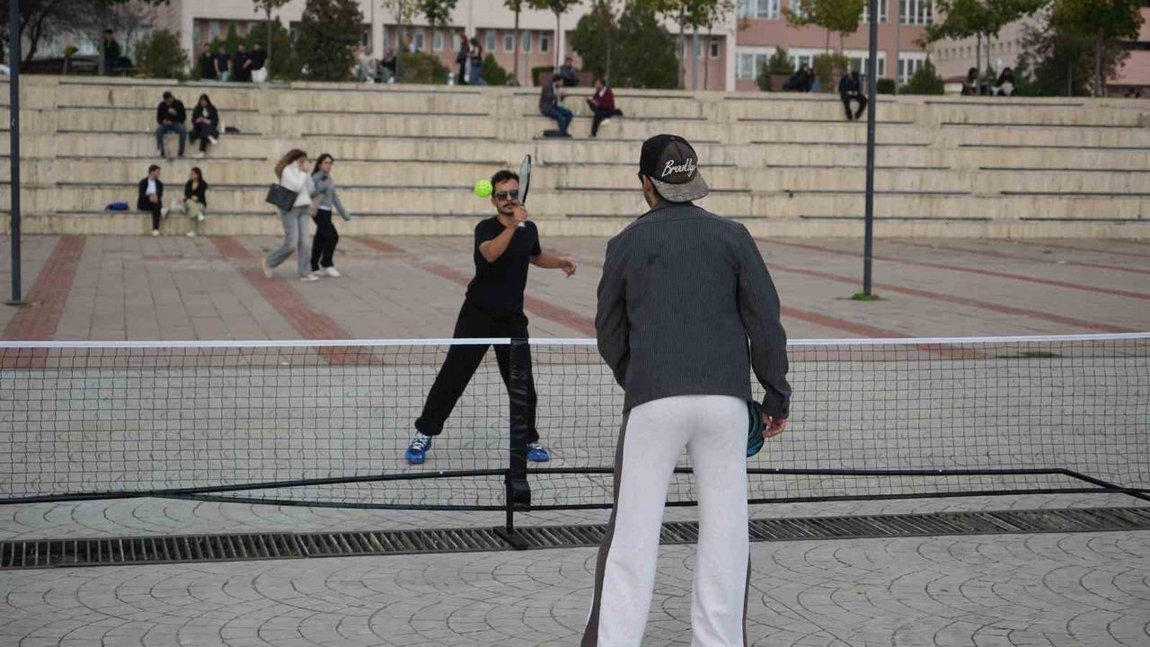 OMÜ'de 'Ekranı Bırak, Raketi Kap' ile teknoloji bağımlılığına karşı farkındalık oluşturuldu