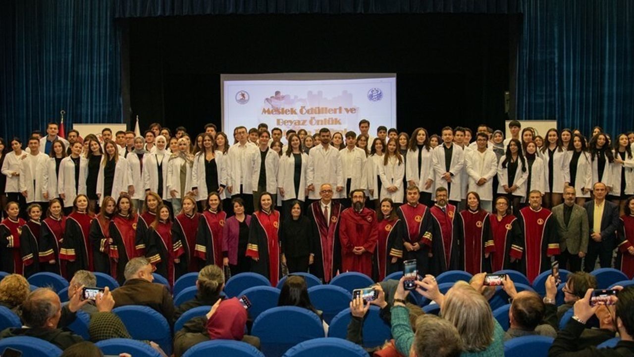 OMÜ Diş Hekimliği'nde Beyaz Önlük Töreni ve Meslek Ödülleri: Tecrübe ile Gençlik Aynı Sahnede