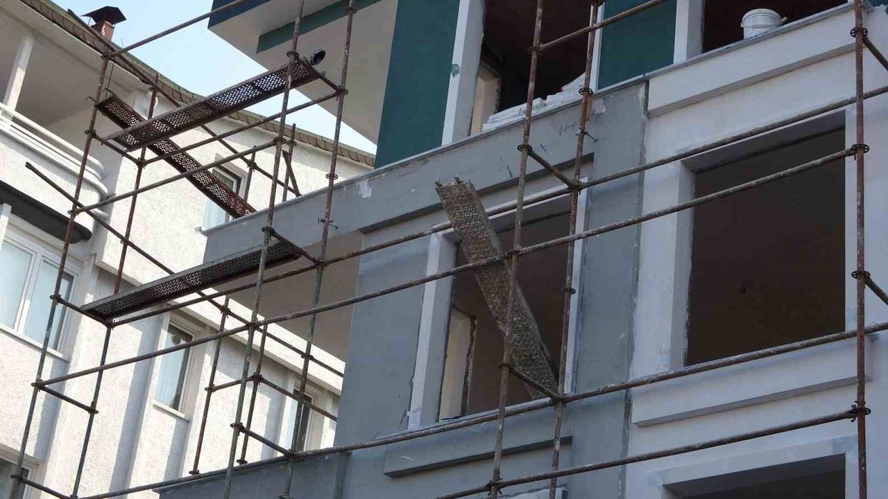 Ordu Altınordu'da 4’üncü kattan düşen işçi yaralandı