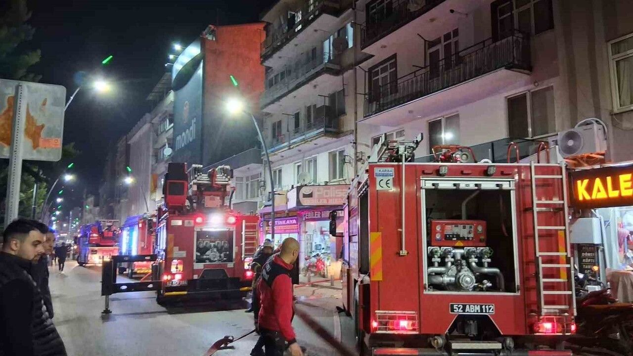 Ordu Altınordu'da çatı katı yangını: 5 kişi asansörlü araçla tahliye edildi