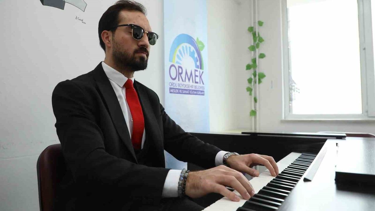 Ordu'da görme engelli memur Kemal Çoban, ORMEK ile piyano öğrenip örnek oldu
