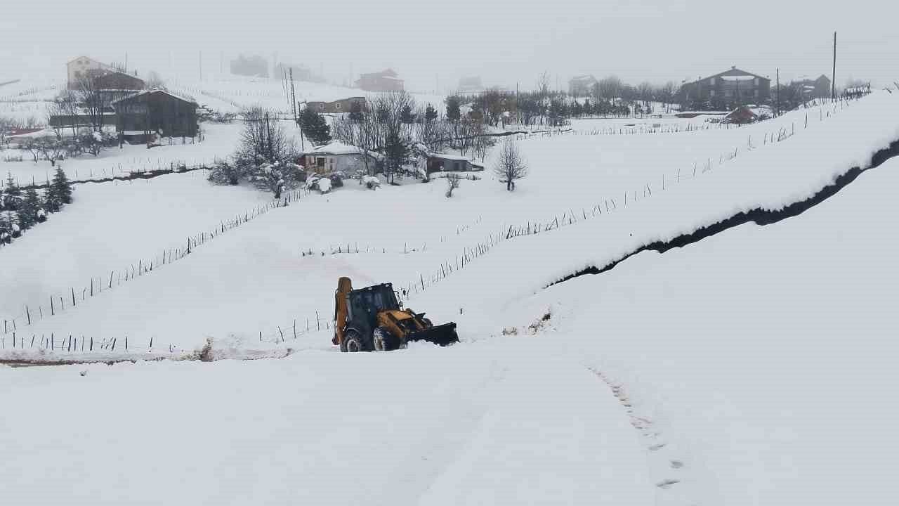 Ordu’da karla mücadele: Büyükşehir ekipleri kırsal yollarda kesintisiz çalışıyor
