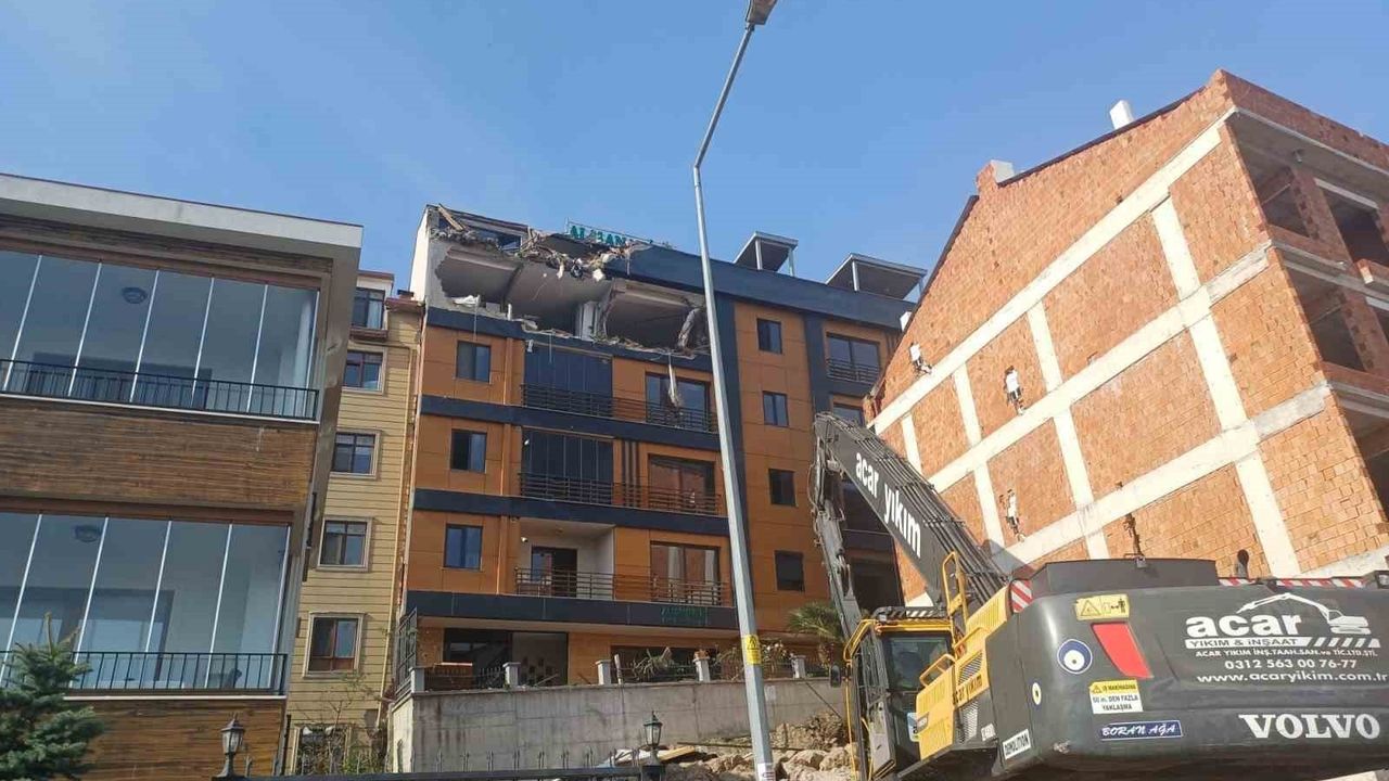 Ordu'da zemin kayması nedeniyle çatlak oluşan binada kontrollü yıkım başlatıldı