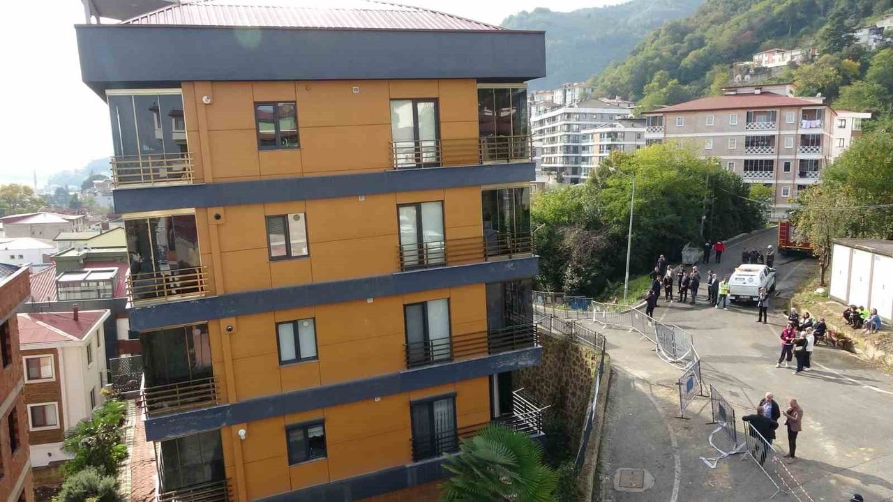 Ordu'da zeminde kayma sonrası eğilen 5 katlı binada kontrollü yıkım hazırlıkları başladı