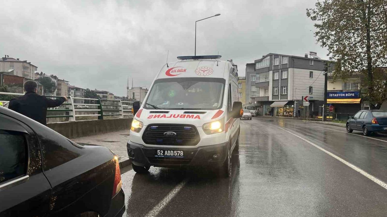 Ordu'nun Ünye ilçesinde otomobilin çarptığı yaya yaralandı